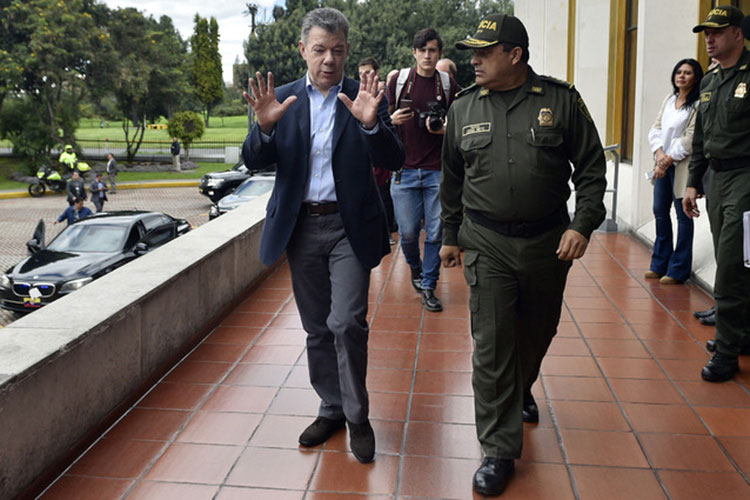 Santos congela diálogos de paz con ELN en Colombia