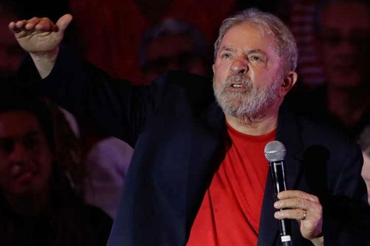 Lula entrega su pasaporte después de que se le prohibió salir de Brasil