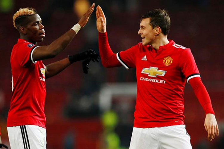 Manchester United se lanza contra aficionados del Sevilla