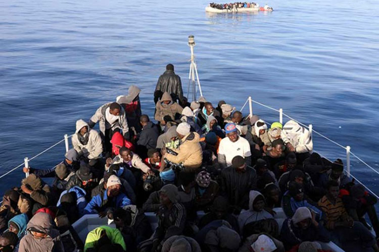 Rescatan a 800 migrantes en el Mediterráneo, con 2 muertos