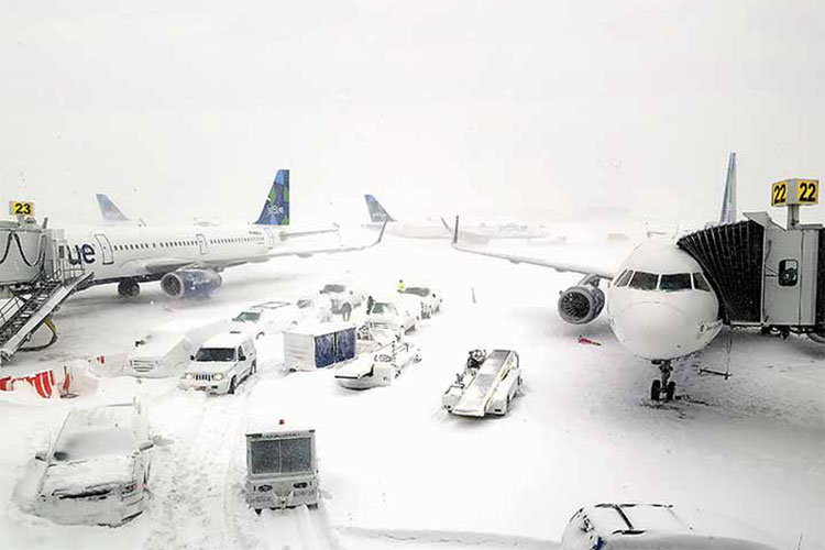 Nevadas generan caos en costa este de EU