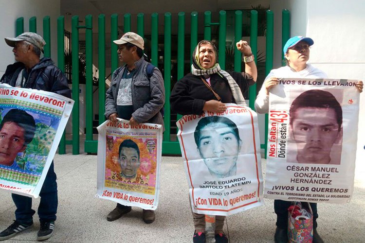 Padres de los 43 de Ayotzinapa protestan en oficinas de la PGR