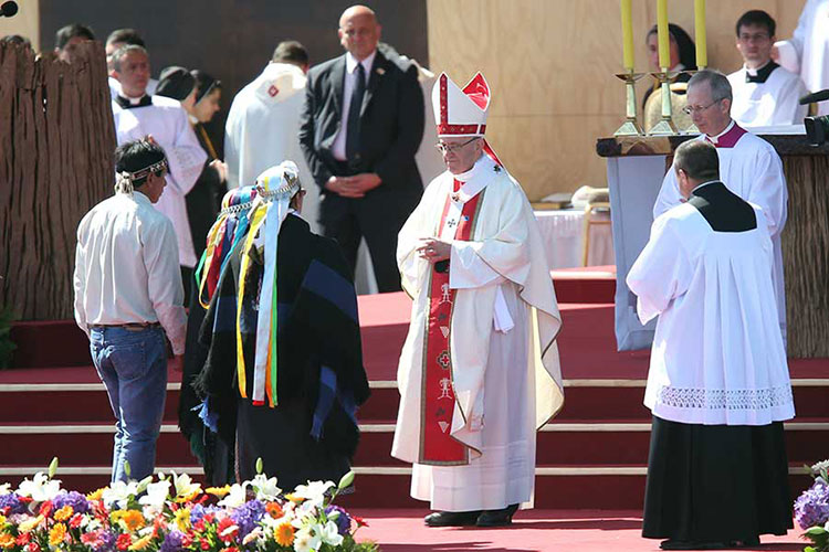 El Papa recuerda a víctimas de Pinochet y aboga por mapuches