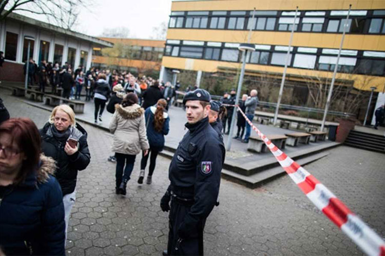 Menor mata a compañero de escuela por ‘mirar provocativamente a su madre’