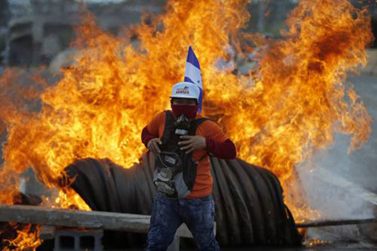 Entre protestas, Hernández empieza segundo mandato en Honduras