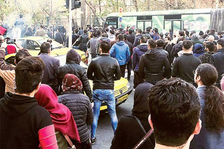 Protestas en Irán; planean bloqueo a redes sociales