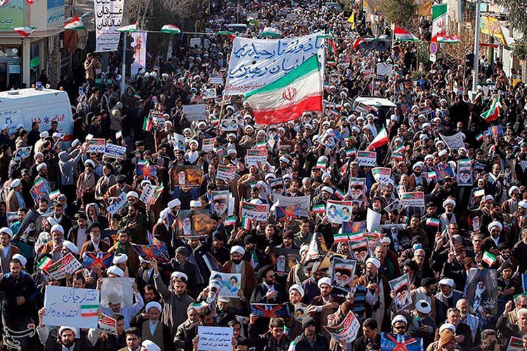 Miles marchan a favor del gobierno en Irán; decaen protestas
