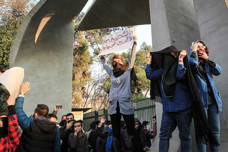 Protestas en Irán dejan al menos 2 muertos; bloquean redes