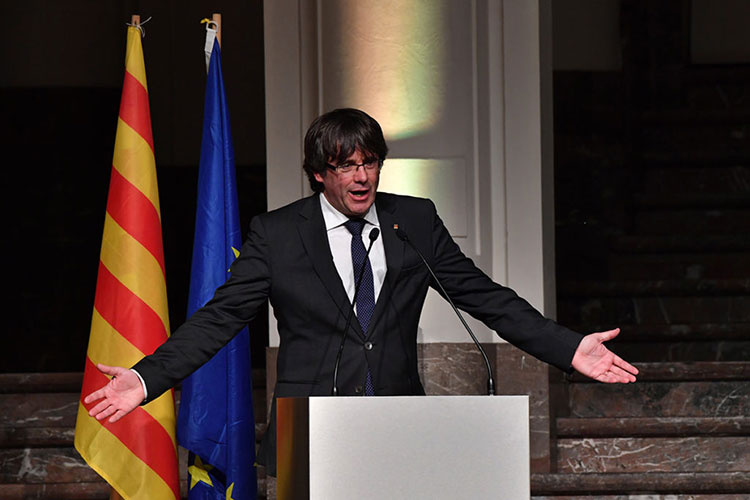 Pactan restitución de Puigdemont; analizan investidura sin su presencia