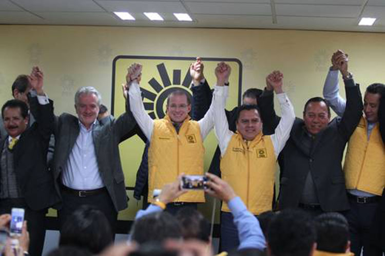 Dirigentes del PRD arropan al panista Anaya como su aspirante