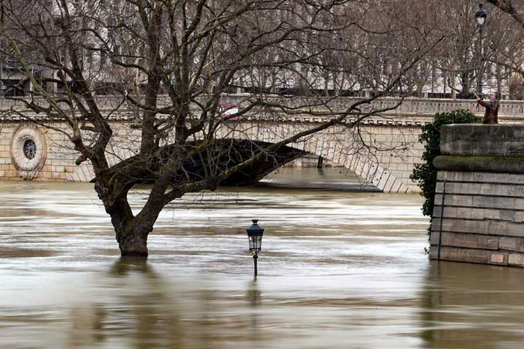 Río Sena sumerge a París; evacuan a mil 500 personas