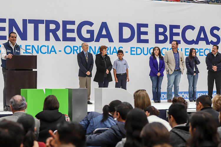Inicia alcalde entrega de becas municipales