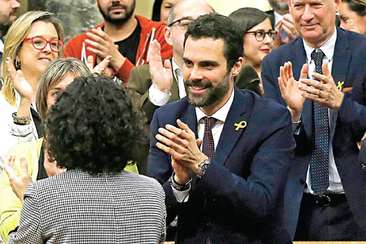 Recuperan el Parlamento en Cataluña