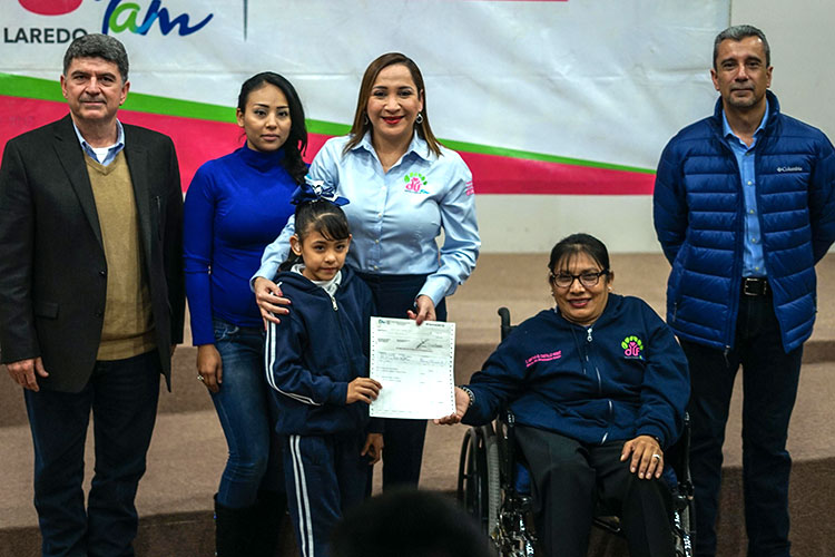 Entregan becas del ITABEC a estudiantes neolaredenses con discapacidad