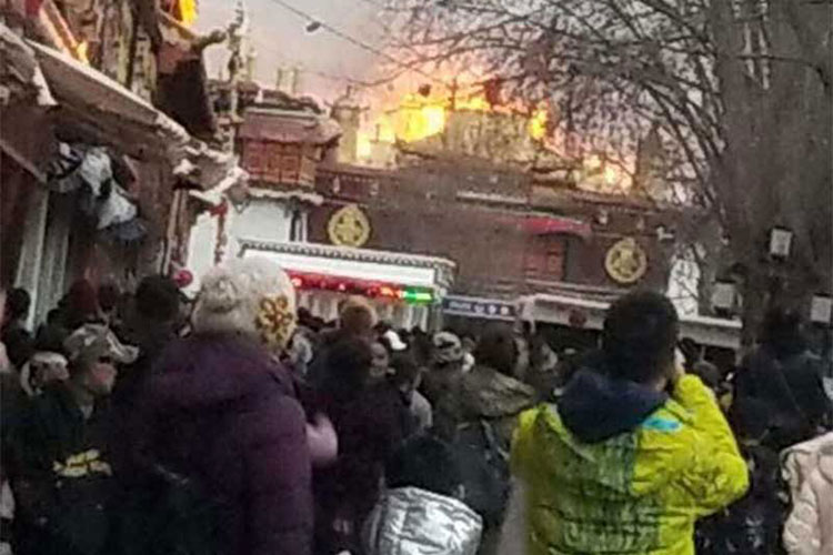 Incendio devora el mayor templo tibetano, sin víctimas