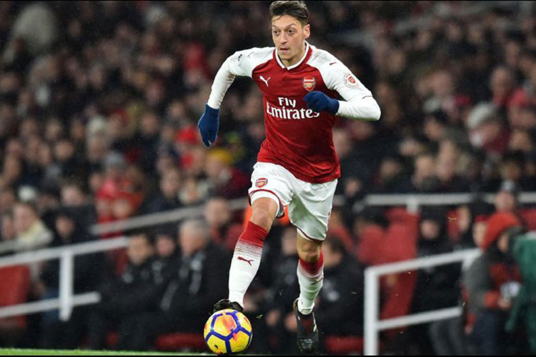 Mesut Özil renueva contrato con el Arsenal
