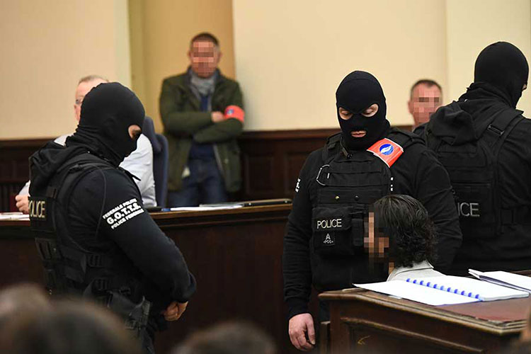 Sospechoso de ataques en París se niega a declarar en juicio