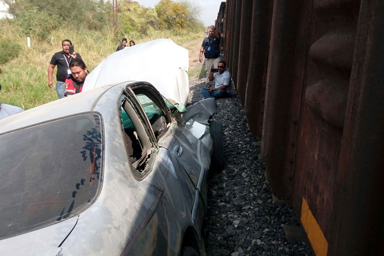 Tren embiste a conductora
