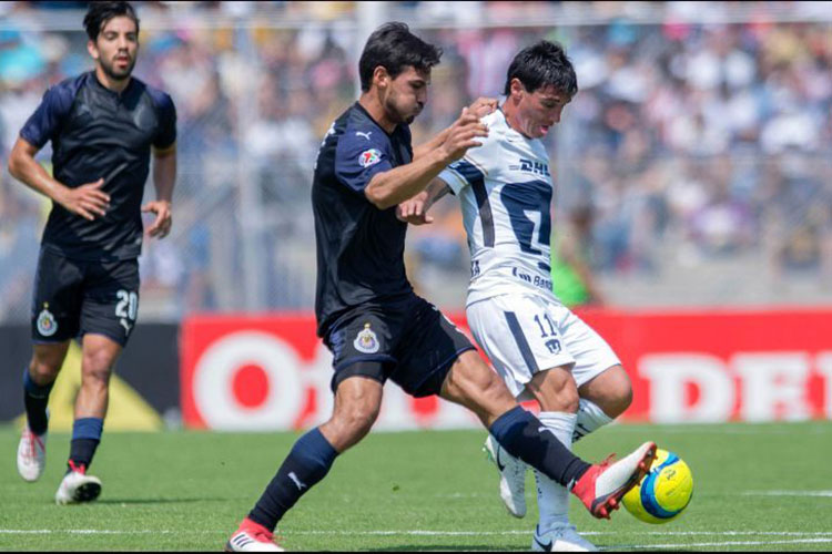 Chivas empata ante Pumas con Alanís como héroe y villano