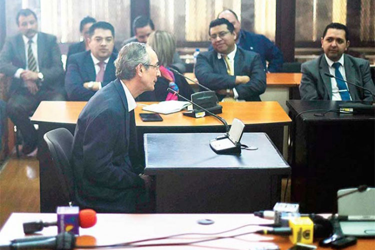 Aparte de Colom , detienen a 11 exministros