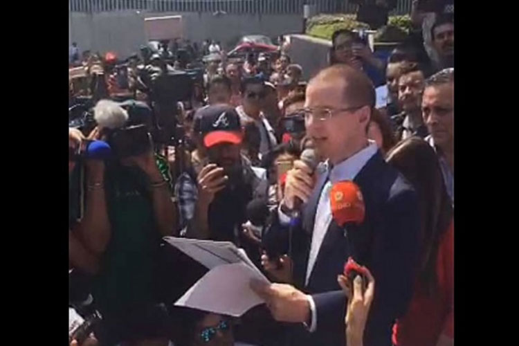 ‘No me van a detener’, afirma Anaya afuera de la PGR