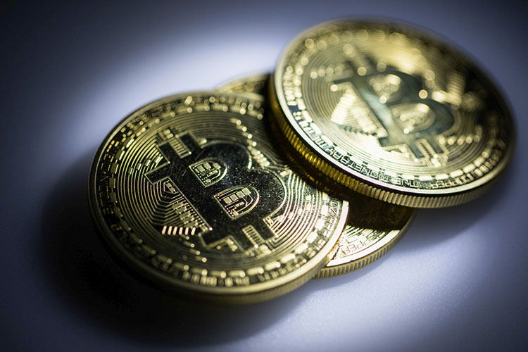 Bitcoin se monta en un ‘subibaja’ cerca de los 7 mil dólares