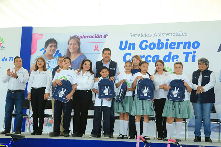 Gobernador entrega apoyos a familias de la región ribereña