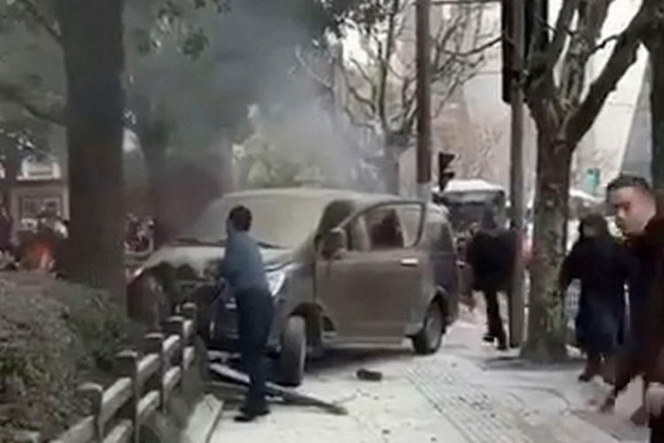 Camioneta se incendia y causa 18 heridos en Shangai