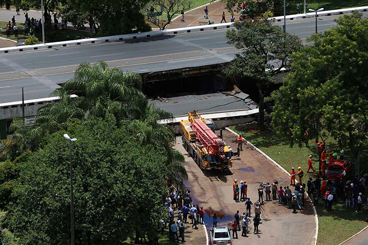 Se derrumba parte de un viaducto en Brasil; reportan saldo blanco