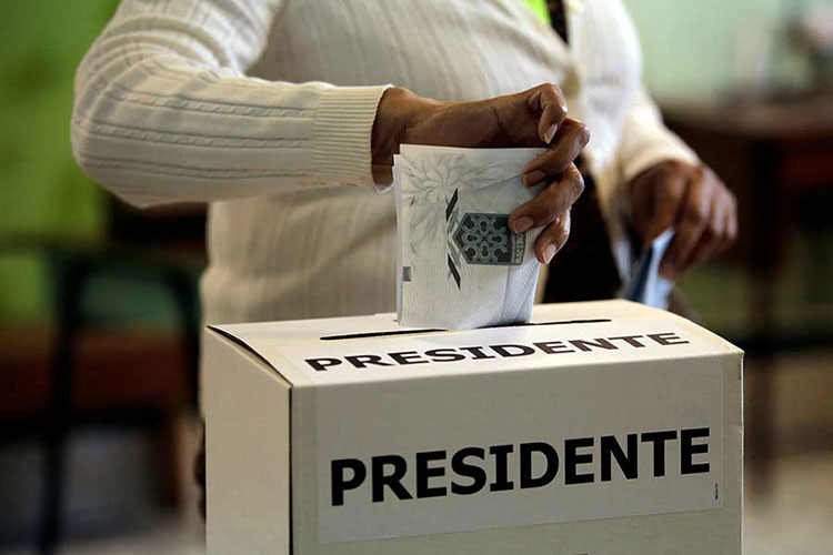 Costa Rica elige presidente entre 13 candidatos