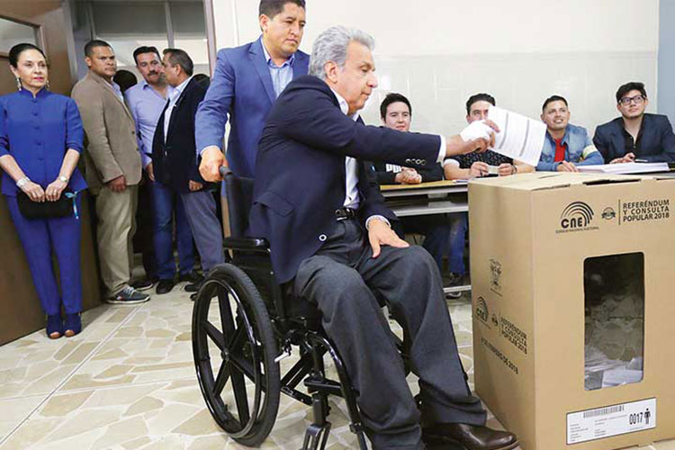 Votan por la no reelección; consulta popular en Ecuador