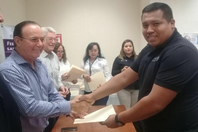 Delegado del ISSSTE entrega 3 mil 759 préstamos personales