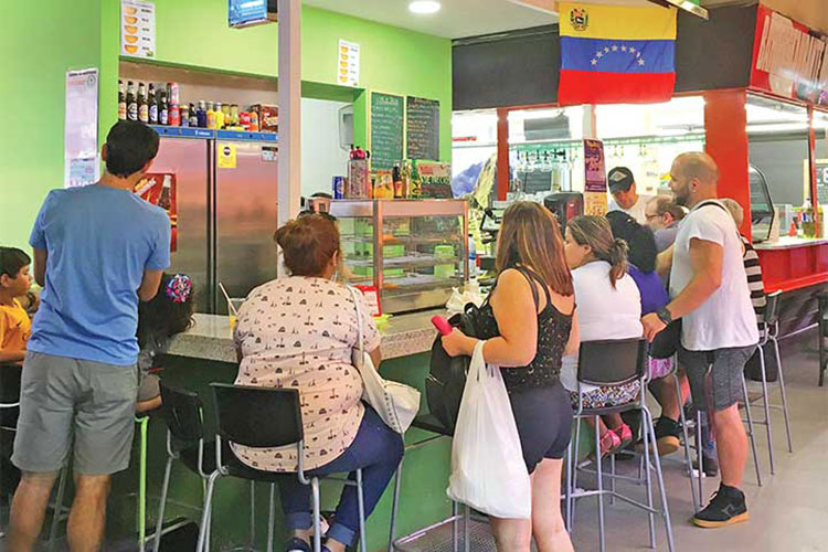 Venezolanos huyen del chavismo