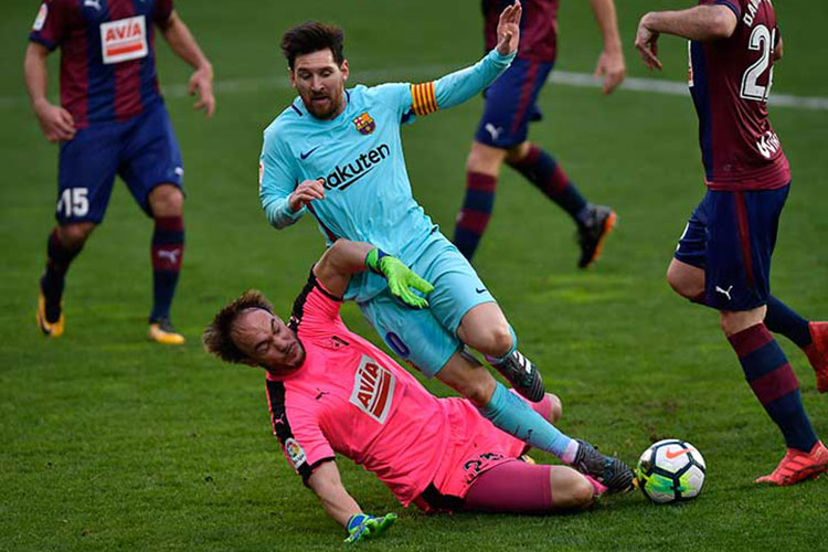 Asistencia de lujo de Messi; Barsa pasa apuros