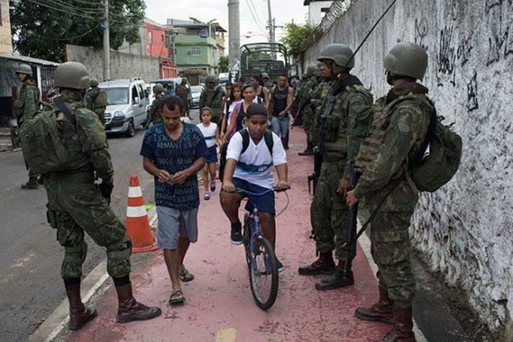Matan a subcomandante de policía en Río en plena intervención militar