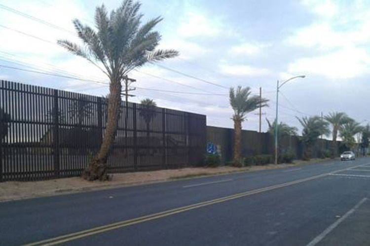 EU construye muro frente a Mexicali con prototipo de Trump
