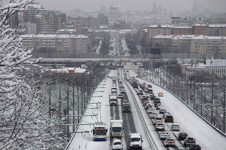 Nieve desquicia el transporte