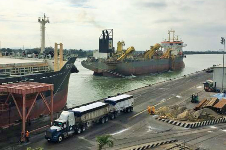 Exigen a Pemex dragar canal de navegación del río Pánuco