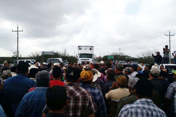 Regresan bloqueos de productores para exigir pagos
