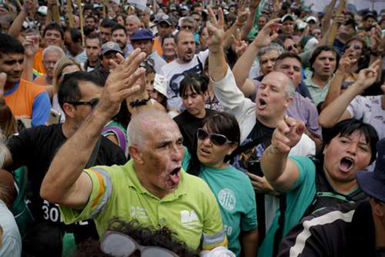 Multitudinario repudio a las políticas de Macri
