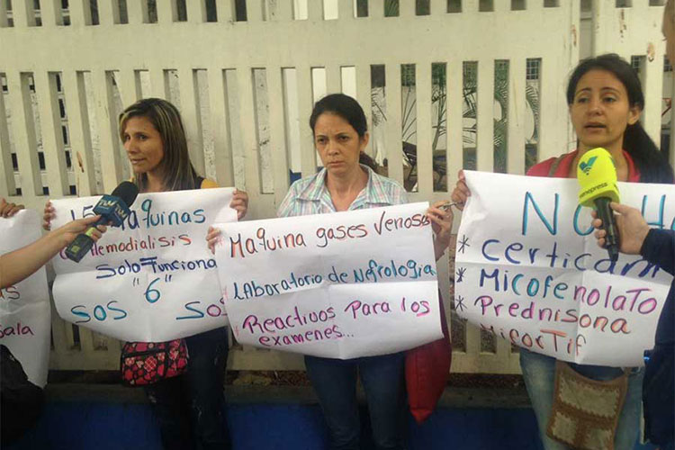 Padres protestan encadenados en principal hospital pediátrico de Venezuela