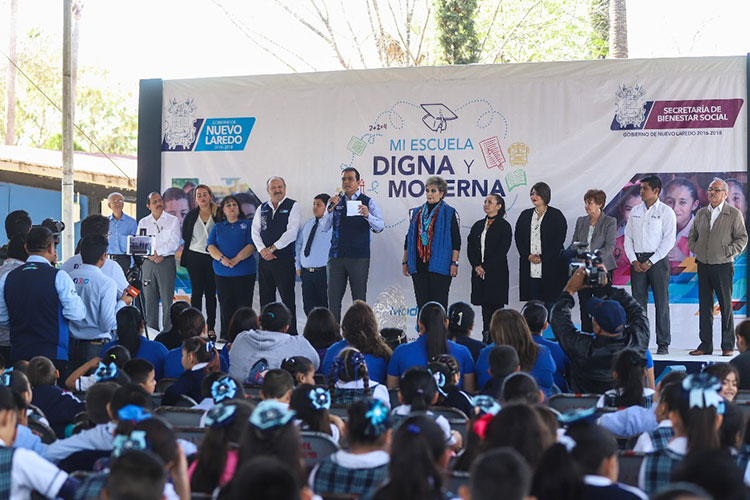 Da solución Enrique Rivas a necesidades de escuelas