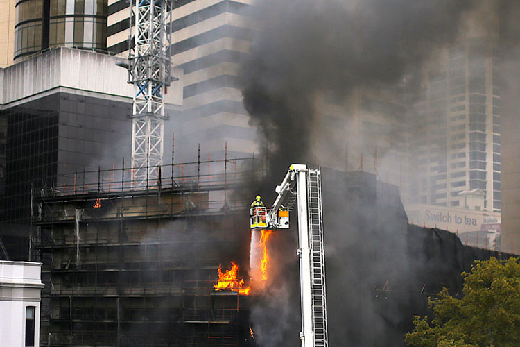 Reportan incendio en edificio en Sídney