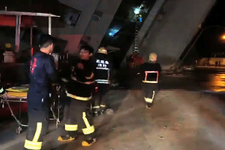 Al menos 2 muertos y 150 heridos por sismo en Taiwán