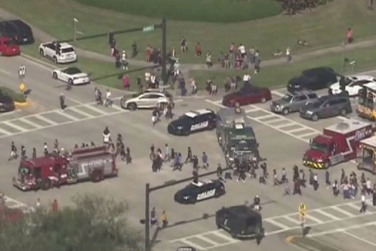 Reportan disparos en secundaria de Florida