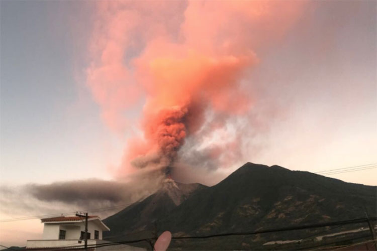 Volcán de fuego incrementa erupciones en Guatemala