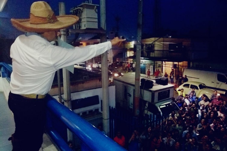 Reciben a Xico con protesta en su registro