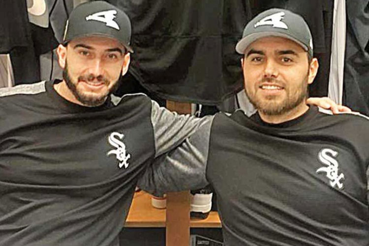 González y Soria calientan el brazo