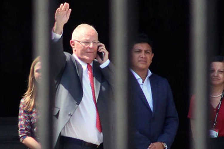 Dimite el presidente de Perú por lazos con Odebrecht