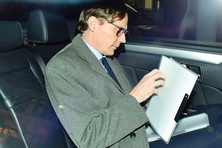 Suspenden a jefe de Analytica